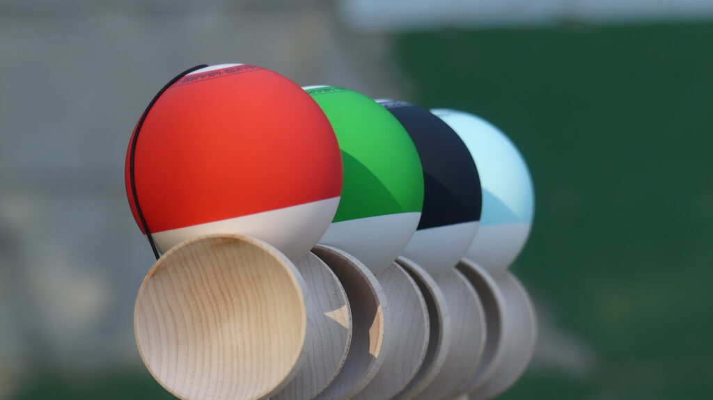 Kens de kendama con tamas de colores en fila