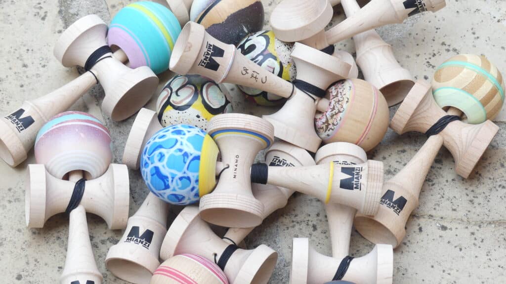 Kendamas Mianzi de madera pintados a mano amontonados