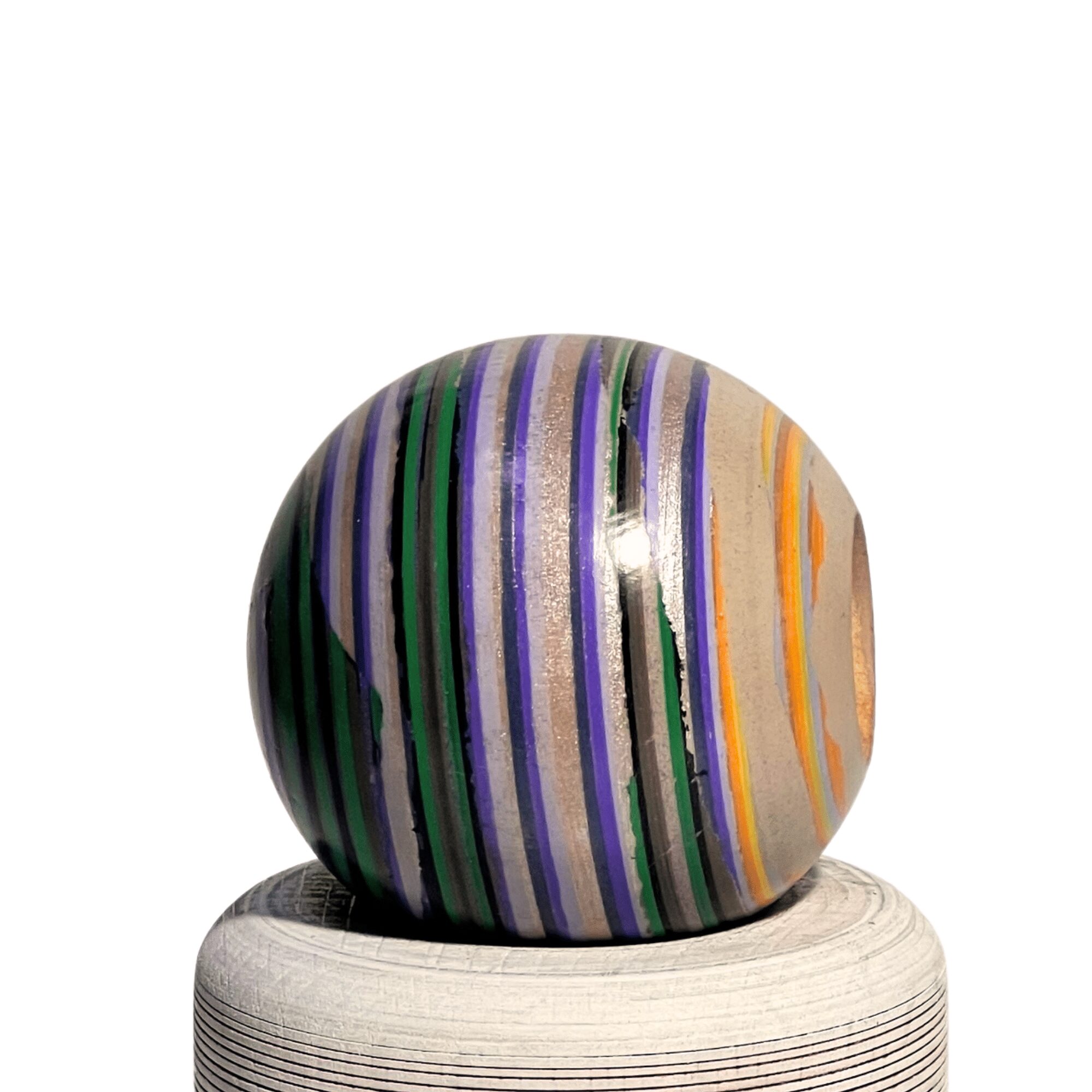 Kendama de Madera Pintado a Mano – Lila y Verde – vista 6