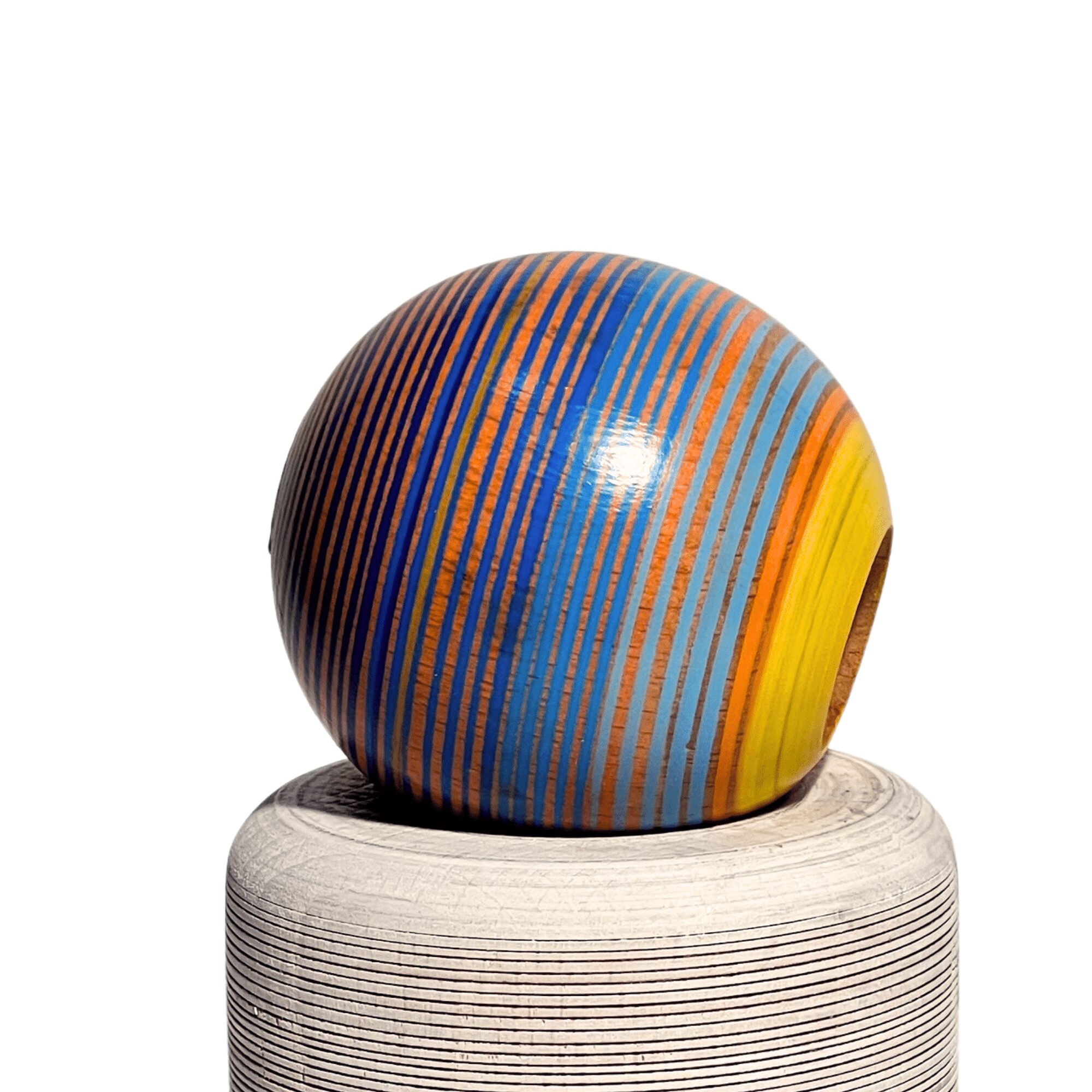 Kendama de Madera Pintado a Mano – Naranja, Azul y Amarillo – vista 5