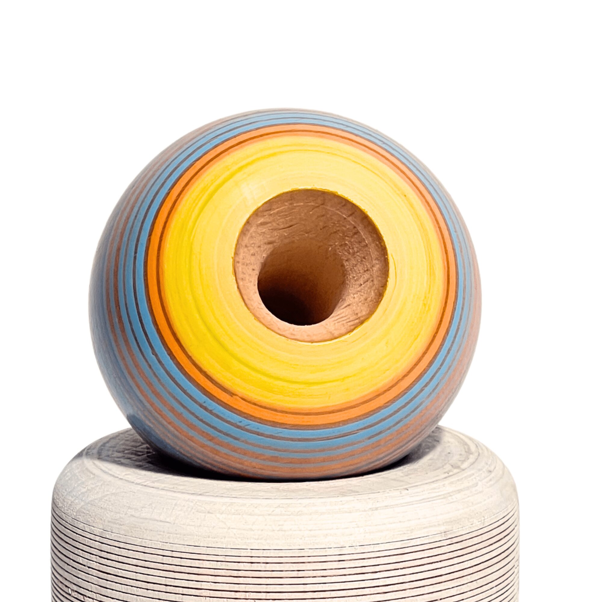 Kendama de Madera Pintado a Mano – Naranja, Azul y Amarillo – vista 4