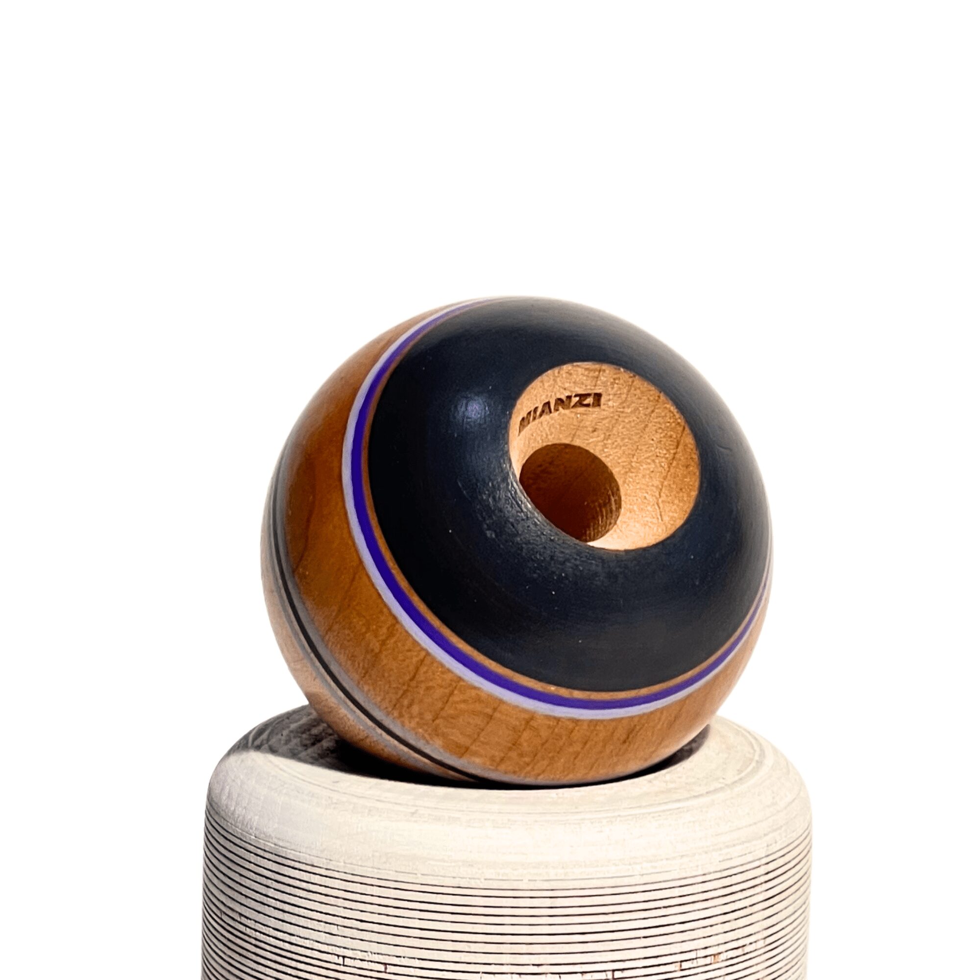 Kendama de Madera Pintado a Mano – Negro y Lila – vista 4